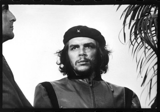 Illustration for article titled Iconic Photos Aren't So Iconic When Left Uncropped